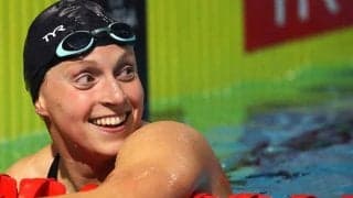 頭上のミルクを一滴も…　米競泳女王の“神業クロール”に米感嘆「何でも出来ちゃう」