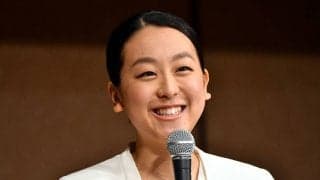浅田真央、ノースリーブの白エプロン姿にファン喝采「ほんと可愛い」「若奥様みたい」