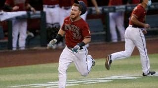 【MLB】ボールと外野手が追いかけっこ？…予想外に跳ね返る間に起きたランニング弾の珍事