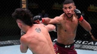 相手を絞めながら“舌出しキメ顔”　UFC23歳有望株、無慈悲な1枚に反響「凄い写真」