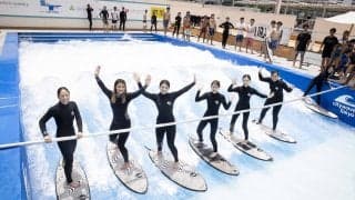 プロサーファー川畑友吾、新井洋人、高橋みなとが都内でサーフィン体験イベントを開催。貸切りのウェーブプールでド迫力のライディング！