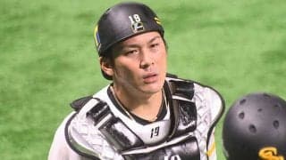 正確無比の“甲斐キャノン”発動！　鷹・甲斐、オリ西浦の盗塁を悠々阻止