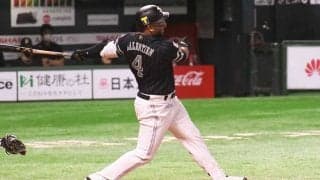 鷹バレンティンが今季初の猛打賞！　試合前練習では柵越えがPepperを直撃＆破壊