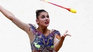 ロシア新体操美女、落ちれば川…塀の上での“180度前後開脚”に反響「とても美しい」