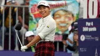 渋野日向子、トロフィーにキスする姿を“自撮り”　お茶目なシーンに全英公式も注目