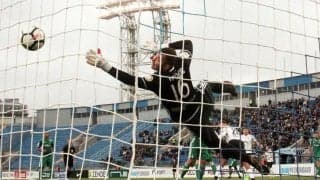 ロシアのベテランGKゴロドフがロケットのような弾丸ミドルを片手でセーブ！【アンビリーバブル・セーブス】