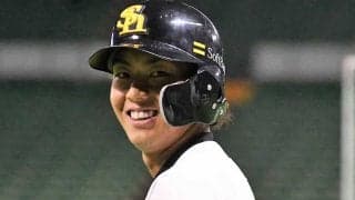 「弘法は筆を選ばず」　鷹・今宮の美技“ヘルメットキャッチ”にファン驚愕