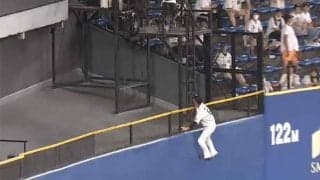 「和田がやべぇ」「身体能力えぐ」　鷹柳田の豪快弾に“挑戦”したフェンス登りが凄い