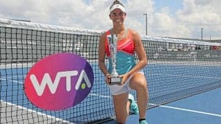 コロナ時代の表彰式、勝利の後も手指消毒を忘れずに