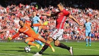 ストークのベテランGKグラントが、ズラタンとの1vs1の決定機をダブルセーブで阻止！【アンビリーバブル・セーブス】