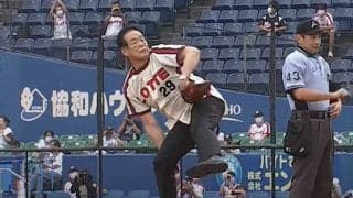 「70歳の球じゃない」　鷹松田宣がスイング忘れ見惚れた村田兆治氏“マサカリ始球式”
