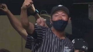 「ホンマ雰囲気ええ」「原動力が辻コーチ」　オリ同点打に誰よりも喜ぶ“辻ガッツ”が話題