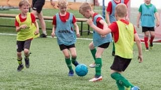 サッカー選手として「成功する確率は500分の1以下」　英国のコーチが重視する親との対話