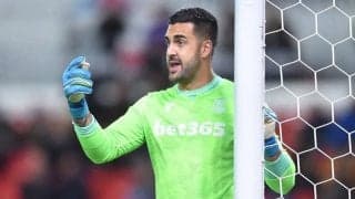 ストークGKフェデリチがクリヒの狙いすましたミドルシュートを指先でギリギリセーブ！【アンビリーバブル・セーブス】