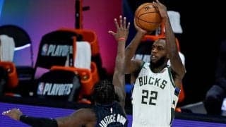 バックスがマジックに3連勝で1回戦突破に王手、ミドルトンがシリーズ最多の21得点