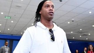 ロナウジーニョが晴れて自由の身に、偽造パスポート使用で逮捕＆罰金950万円