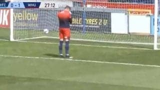 バックパスをトンネルで失点　赤っ恥の英2部GKに海外爆笑「私なら泣いてしまう」