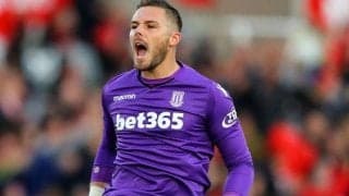 ストークGKバトランドがデ・ブライネのミドルを力強い右手でスーパーストップ！【アンビリーバブル・セーブス】