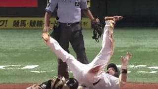 「武田もっと笑えやぁ！」　鷹松田宣、先発右腕に笑顔届ける“激走生還”が話題