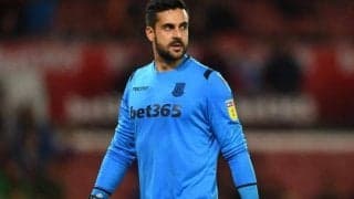 ストークGKフェデリチが強烈ミドルをアクロバティックな横っ飛びセーブ【アンビリーバブル・セーブス】