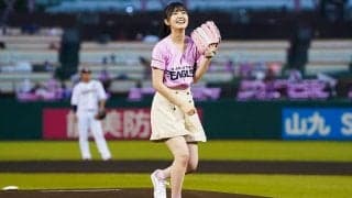 「天使」「可愛すぎ」　ピンクユニが似合う乃木坂46久保史緒里さんポニーテール始球式