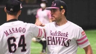 鷹ムーア、初勝利を支えた2人“女房”の存在「ワイフは偉大」「リードを信じた」