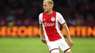 注目株のアヤックスMFファン・デ・ベークの去就に進展、監督がメンバー外の理由で明かす