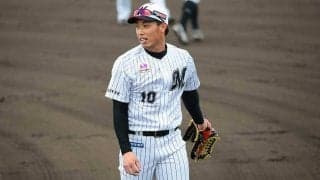 ロッテ加藤、大飛球にジャンプ一番＆フェンス激突の超美技！　両軍ファンも拍手喝采