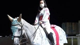 川崎競馬場名物“コスプレ誘導馬”　夏を感じるスイカと浴衣姿でお披露目
