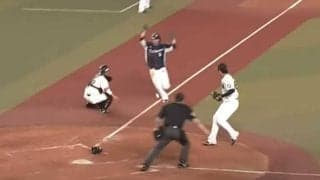 まさかの送球蹴っ飛ばし!?　西武・外崎の“珍ホームイン”にファン「アップルシューーート」