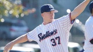 前代未聞の珍プレー!?　燕マクガフ、一塁走者いないのに一塁牽制、悪送球で逆転許す