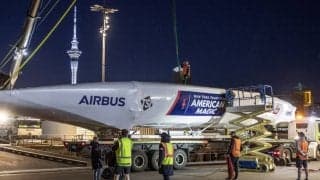 アメリカンマジック2号艇がオークランドへ到着