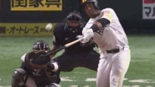 「いや、スタンド入るんかい！」鷹グラシアルの軽打で弾丸アーチにファン驚愕