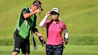 比嘉真美子、2打差2位に浮上　小祝さくらと最終組対決「優勝したい。どんどん攻める」
