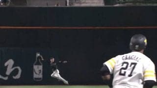 予測不能の“弾丸魔打球”にロッテ和田も驚き　間一髪の好捕に「球際強すぎ」