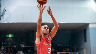 マイケル・パーカーが神宮球場に登場！15日のヤクルトvs横浜戦で始球式を担当