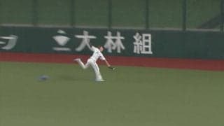 西武・金子、深々右中間の打球をスーパーキャッチ　初回の“ミス”帳消しの好プレー