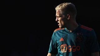 スールシャール「ファン・デ・ベークは多才で、非常に知的で賢い選手」