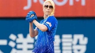 “現代ホスト界の帝王”ROLANDが始球式　「No.1」ユニで暴投「制球に難ありました」