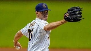 【MLB】同僚も思わず爆笑の珍プレー　ブルワーズ左腕がマウンド上で尻餅＆大股開き大回転