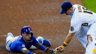 二塁走者が犠飛で生還？　前代未聞の珍プレーの瞬間にMLB公式「目を離すな」