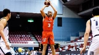 マイケル・パーカーが始球式登板！　注目の一投はノーバウンドでキャッチャーミットへ