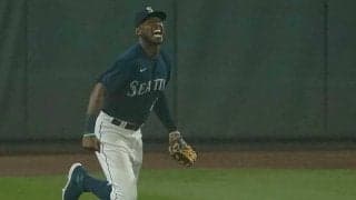 【MLB】満塁HR阻止の好プレー　新人王候補の“跳び過ぎ大ジャンプ”に米興奮「年間最高だ！」