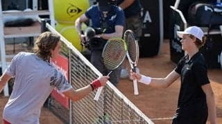  19歳シナー チチパス破る金星 