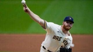 【MLB】投手が“足技”でまさかの一塁送球…　絶妙プレーにファン「クレイジー」