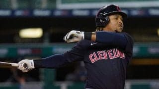 【MLB】地面スレスレ変化球にバット投げ“秘打”？　米実況も唖然「オーマイゴッド」