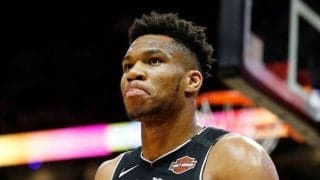 ヤニス・アデトクンボが史上12人目となる2年連続MVPを受賞。NBA史上3人目の快挙も達成