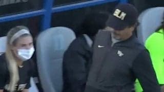 ドジな監督に選手も白い目　米女子サッカーの珍場面に笑撃「彼は助けが必要よ」