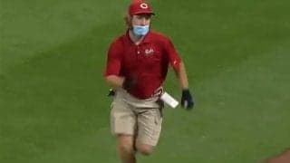 【MLB】「顔、大丈夫かな」　全力疾走のボールボーイを襲った“罠”に実況悲鳴「Oh～！」
