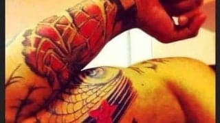 物議を醸すアルトゥーロ・ビダルに刻まれた\"タトゥー\"